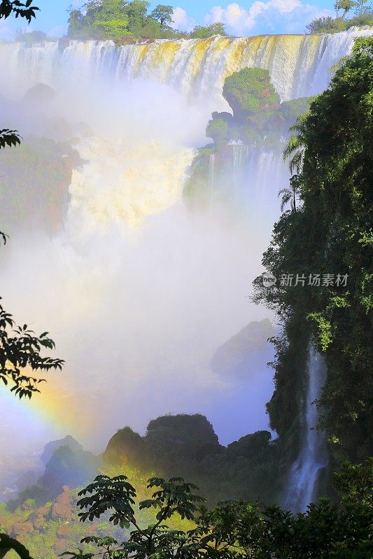 令人印象深刻的伊瓜苏瀑布景观与彩虹在阿根廷的一边，戏剧性的美丽的自然景观-田园魔鬼的喉咙-巴西Foz do Iguacu，巴拉那，伊瓜苏港，米塞内斯和巴拉圭的国际边界-南美